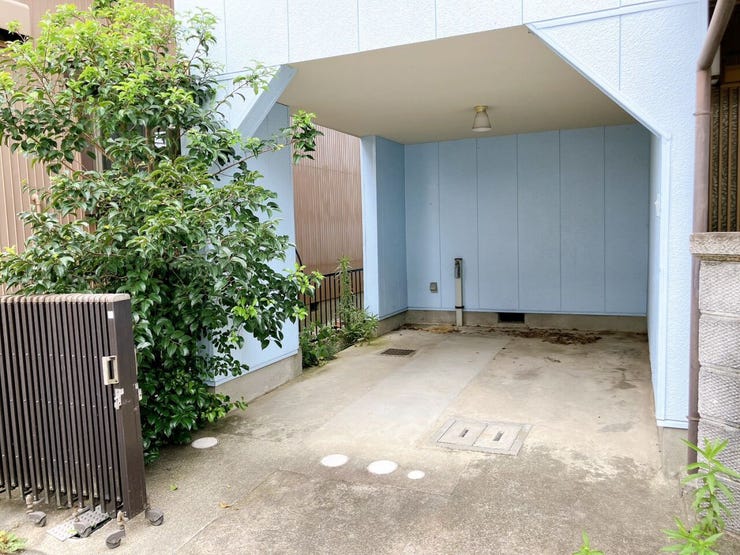 【ビルトインガレージ】
雨の日でも濡れずに乗り降りできるビルトインガレージ♪
建物内に収納されるため、盗難やいたずらの防止になったり、雨や雪、直射日光などの影響を受けにくく、車の保護にもなります!