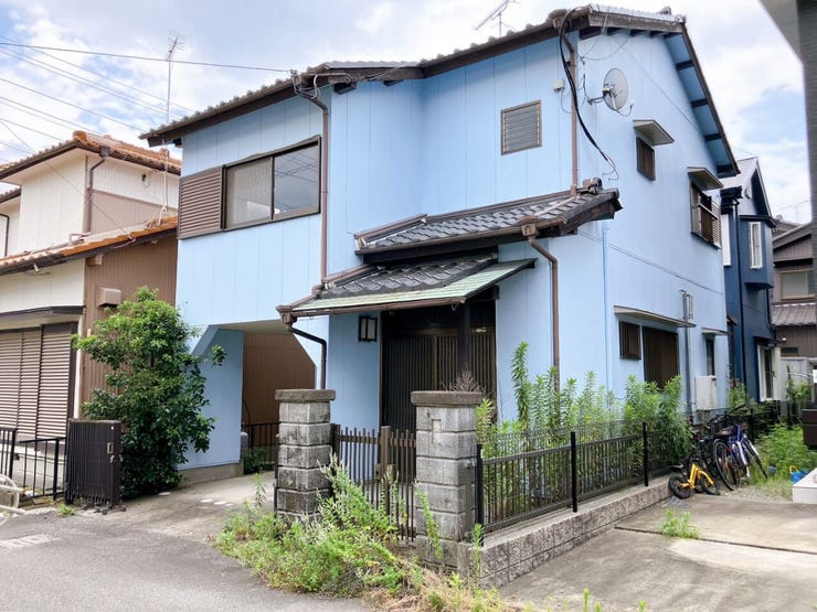 【玄関ポーチ】
屋根付きの玄関ポーチで、雨の日でも濡れずに傘の開閉ができます!
日差しも遮って快適に出入りできるため、天候に左右されず安心♪
家族や来客にも嬉しい便利なスペースです!