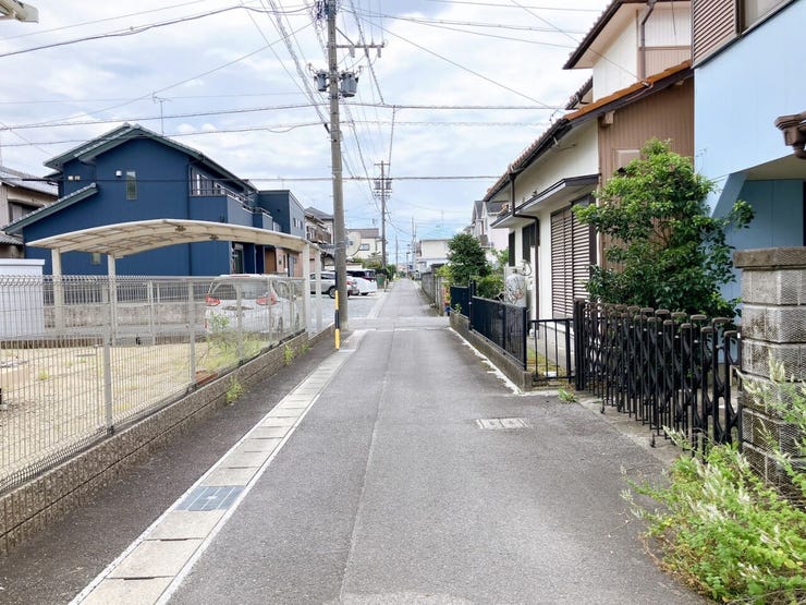 【前面道路】
大型車の通行が少なく、静かで落ち着いた環境が魅力です♪
小さなお子さんがいるご家庭でも安心して暮らせます!
車がスピードを出しにくく、交通事故のリスクも低減される安全な住環境です!