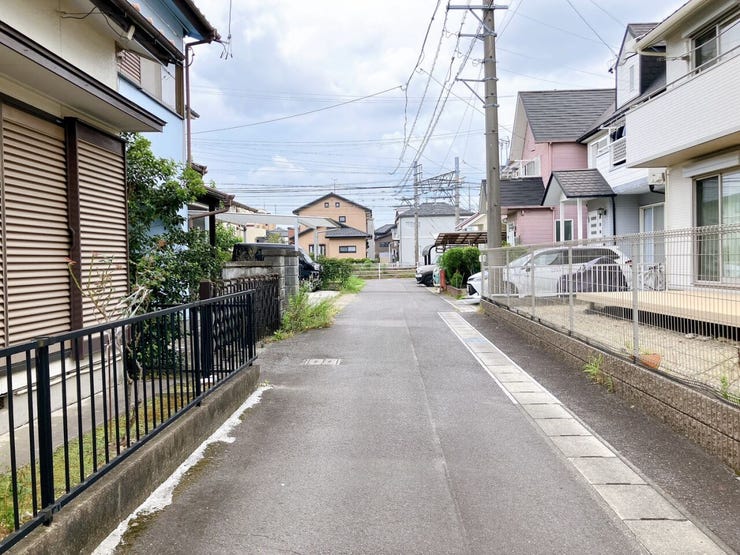 【前面道路】
交通量が少なく静かな環境のため、歩行者や高齢者、お子様にも安心の立地です♪
周辺の騒音も少ないため、落ち着いた雰囲気の中で穏やかな毎日を過ごしたい方にぴったりの住環境です!