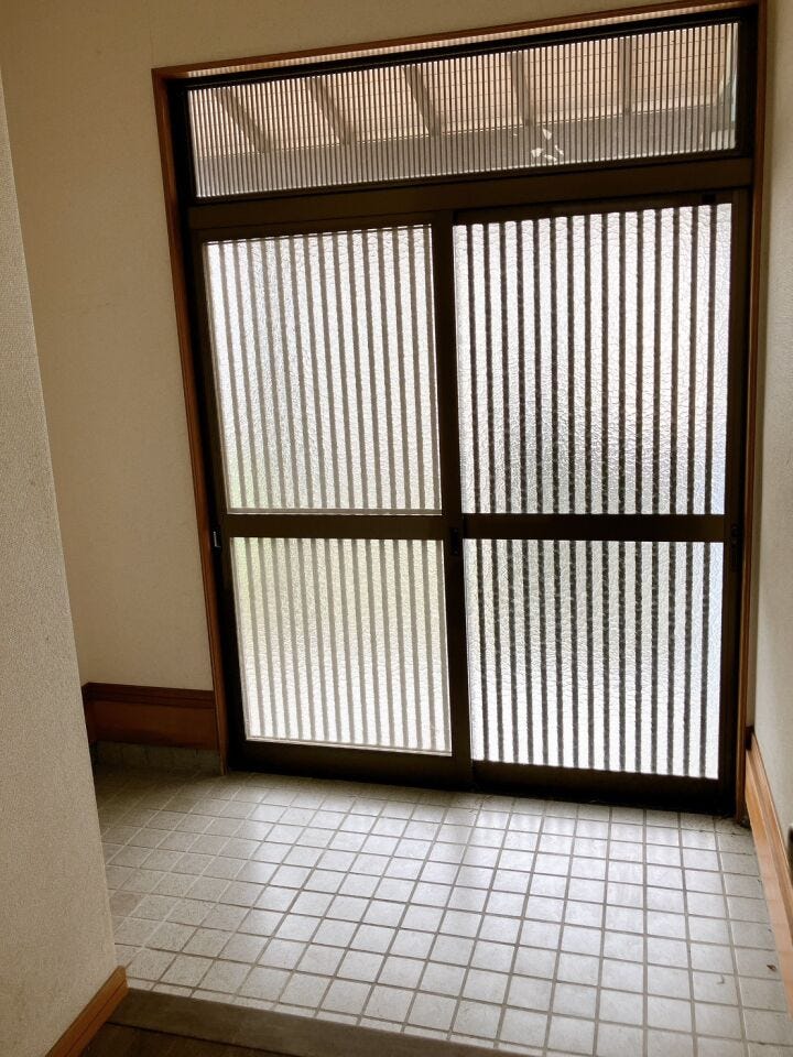【玄関】
横にゆとりがある玄関は、荷物が多い時や雨の日でもそのまま室内に入りやすく、服や傘をしまえるため便利です♪
ガラス部分から程よく光も入るため、電気をつけずとも明るく節電にもなります♪