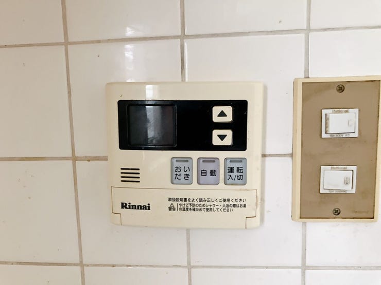 【追焚機能】
追焚機能があれば、お湯が冷めてもボタンひとつで温め直すことが出来るため、忙しい家事の合間に使用するなど便利です! 家族の入浴時間がずれてもいつでもあたたかいお風呂に入ることができます♪