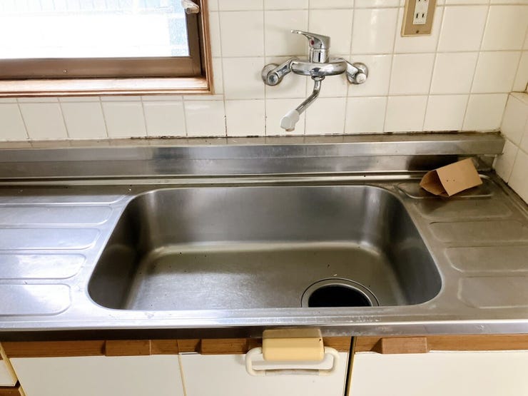 【シンク】
深めの設計のシンクは水撥ねがしづらく、食器類を多く置けるため毎日の洗い物のストレスを軽減します♪
さらに高めの位置に水栓があるため、大きなフライパンやまな板も洗いやすいです♪