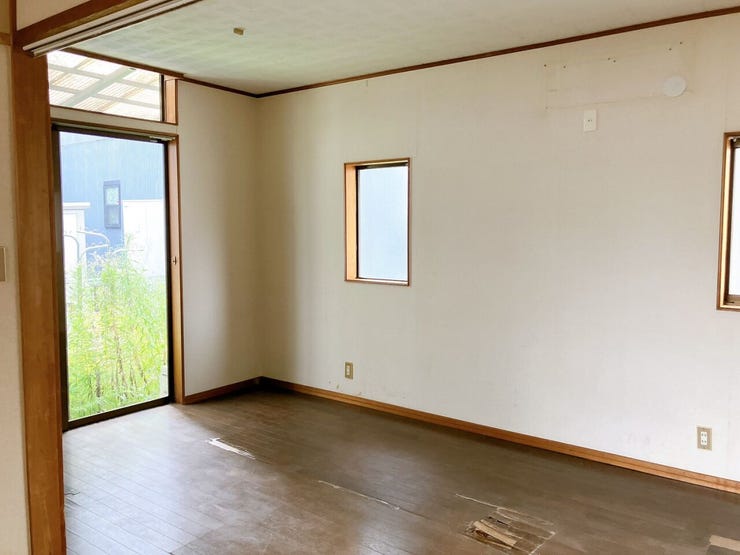 【リビング・ダイニング】
大きな窓と光沢のある床が、部屋全体を明るく広く見せてくれます!
自然光がたっぷり差し込み、開放的な空間に♪
換気もしやすいため、匂いや湿気を外に逃がすことが出来ます!