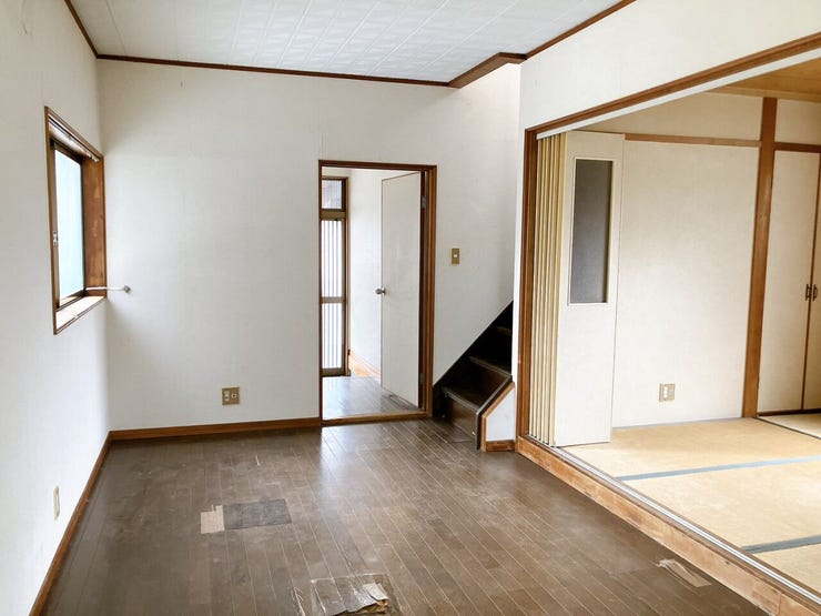 【リビング階段】
リビング階段を設置することでお部屋奥行が生まれ空間を広く見せることができます!
さらに2階に上がるために必ずリビングを通るため、家族とのコミュニケーションが生まれやすくなります!