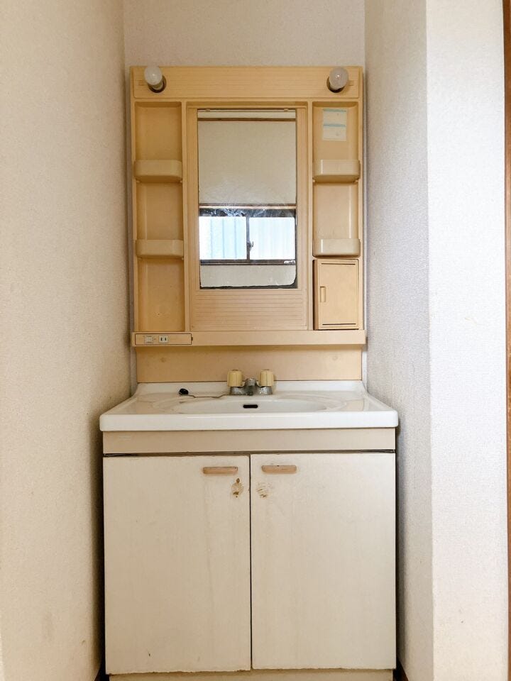 【洗面台】
収納があると、タオルや着替えをサッと取り出せてとても便利♪
洗濯用品や掃除用品もまとめてしまえるため、空間がすっきり整い、毎日の身支度がスムーズになる嬉しいポイントです!
