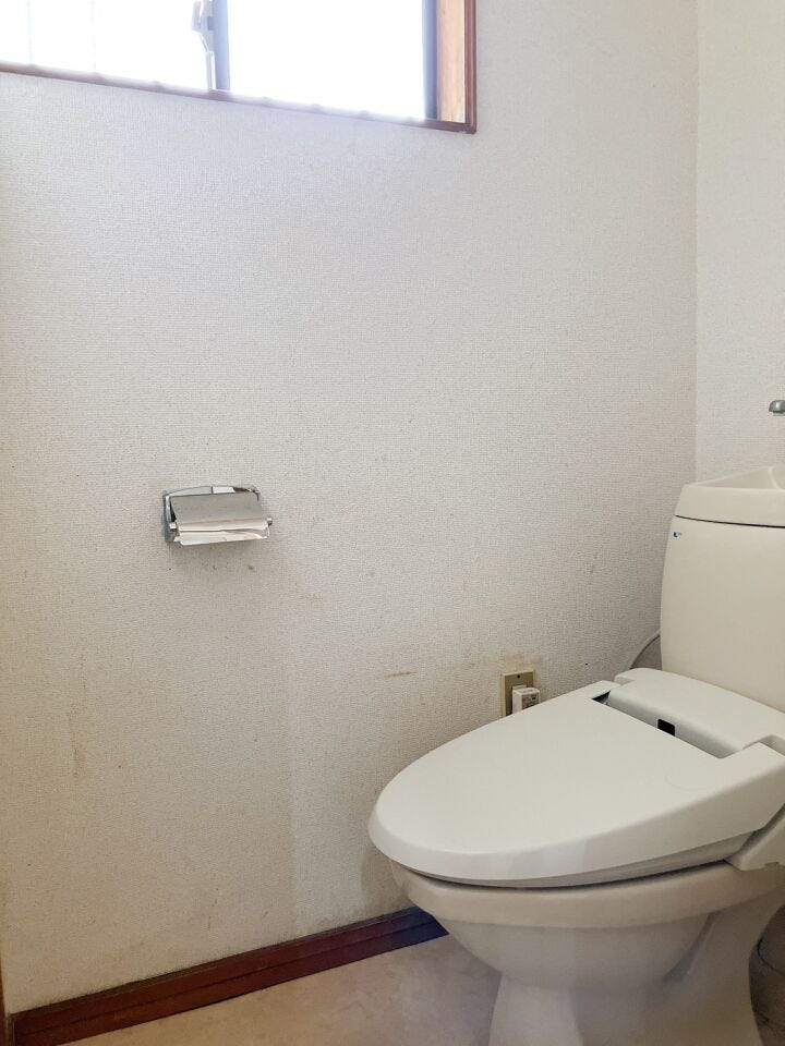 【トイレの窓】
トイレに窓があることで自然な空気の流れが生まれ、嫌な臭いをしっかり排出できます!
外からの自然光も取り入れられ、昼間は照明に頼らず明るく快適な空間が広がります♪