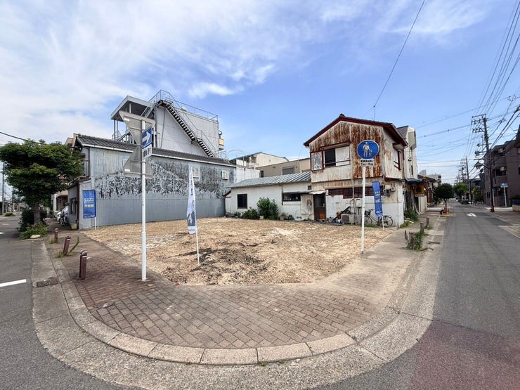 【外観】
◇外観◇
小中学校、中学校が徒歩10分圏内で、子育てに優しい環境です。スーパー、コンビニも近くて、生活に便利な立地です。閑静な住宅街で永住の地にふさわしい住宅街です。