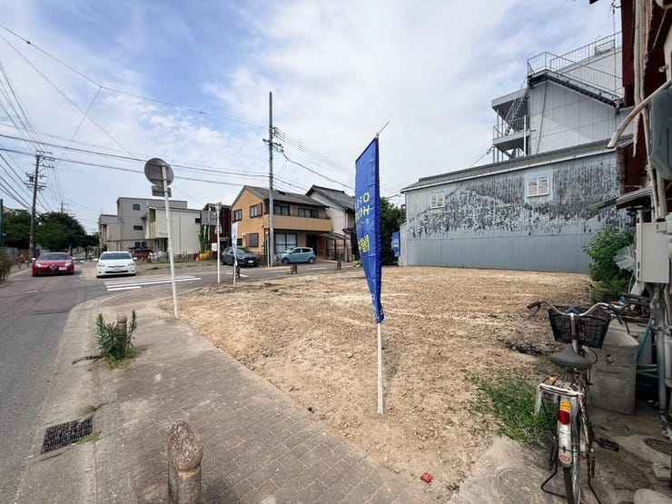 ◇外観◇
過ごす時間と共に刻々と表情を変えていく住まい、季節によってさまざまな表情を見せてくれるわが家は、時を重ね思いを紡ぐ場所です。ご家族の一家団欒を心ゆくまでお楽しみください。
