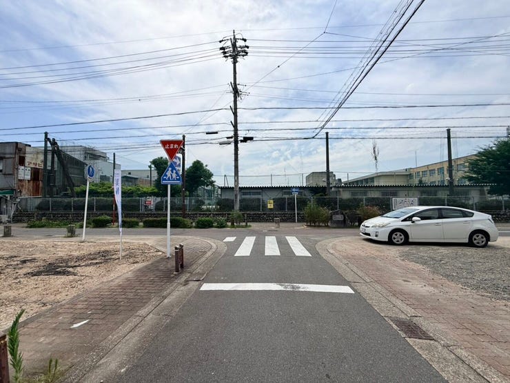 ◇前面道路◇
お車は並列2台駐車可能なスペースを確保しています。ご夫婦でお車をお持ちの方も安心です。駐車スペースにはお車だけでなく、自転車やバイクなども置いていただけます。