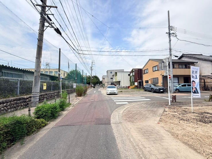 ◇前面道路◇
北側と西側に面する前面道路は約7.3mです。車2台がすれ違っても安心な幅です。大きな車をお持ちの方も駐車に困らなそうですね。