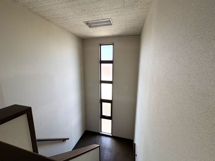 ◇階段◇
いろいろな場所から明かりを取り入れられるデザイン。細部までこだわって造られました。