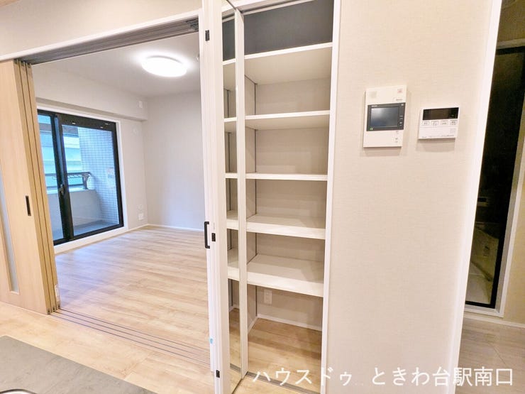 リビングの一角に設けられた多目的収納スペース。日用品や掃除道具など、生活感の出やすいアイテムをスマートに隠して収納できます。