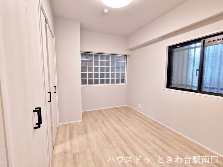 【洋室5.2帖】ガラスブロックから優しい光が差し込むお部屋。外からの視線を遮りつつ、明るさを確保したこだわりの内装デザインです。