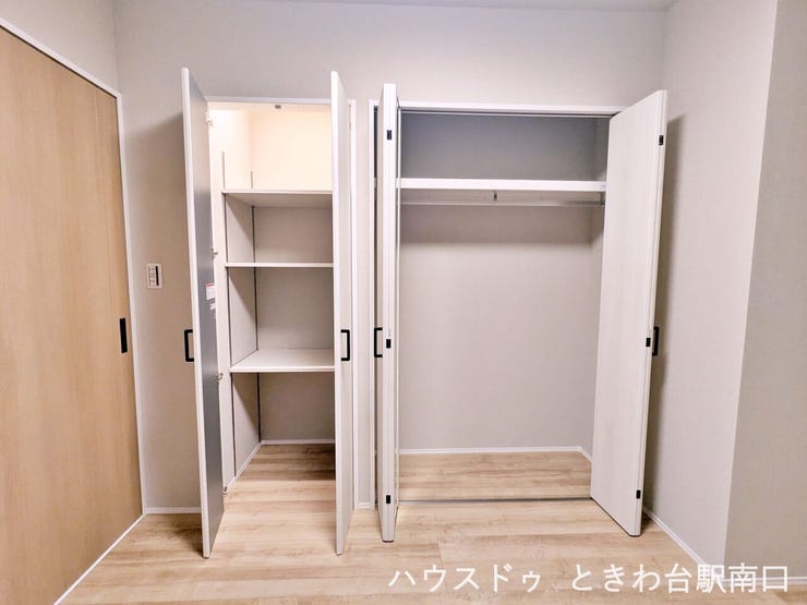 【洋室5.2帖】収納力の高いクローゼットを完備。中には仕切り棚もあり、用途に合わせて衣類やバッグなどを機能的に収納いただけます。