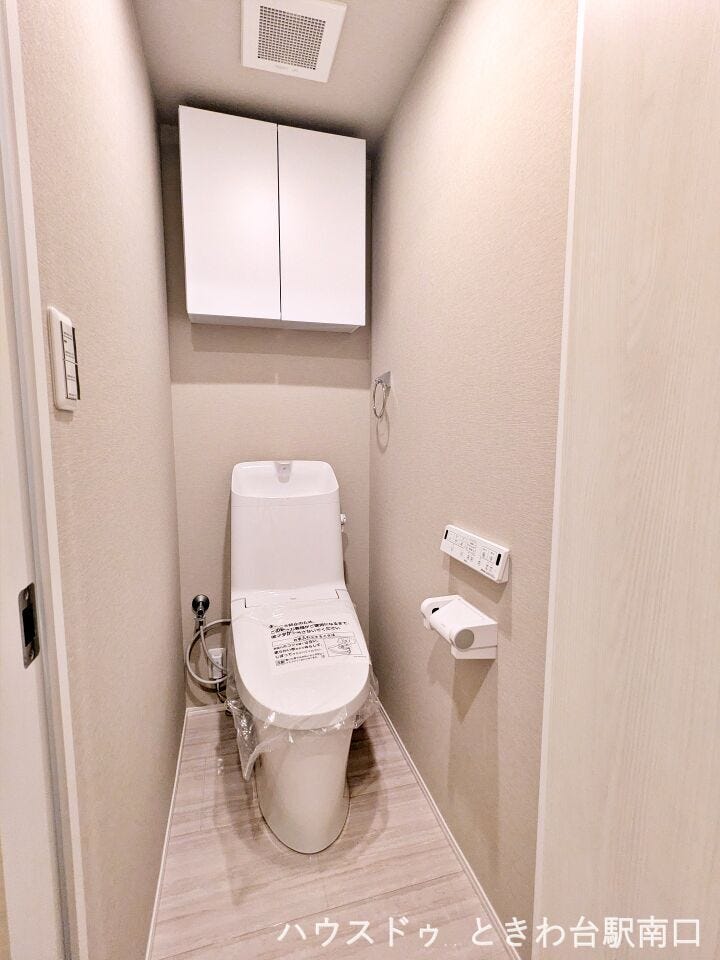 清潔感のあるトイレは、上部に扉付きの収納棚を完備。温水洗浄便座付きで、毎日を心地よく過ごせるプライベート空間です。