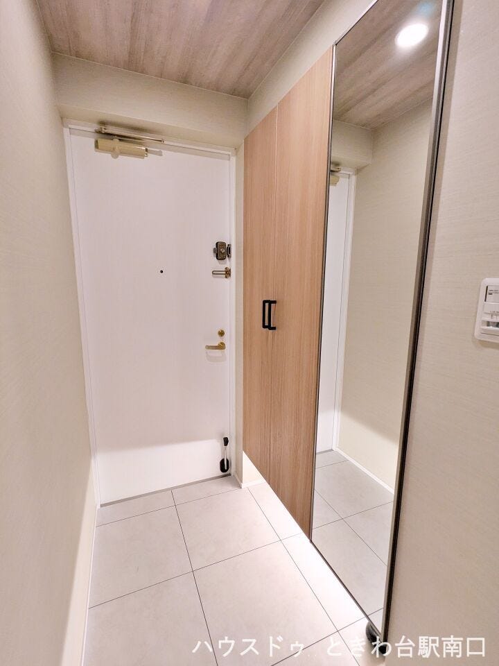 玄関には全身チェックができる大型ミラーを設置。お出かけ前の身だしなみ確認に便利で、空間に広がりを感じさせてくれます。