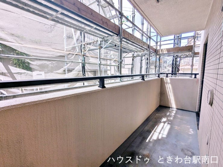 奥行きのあるバルコニーは多用途に活用可能。開放感があり、日々の暮らしにゆとりを与えてくれる屋外スペースです。※2026年10月まで大規模修繕工事中のため足場が組まれています。