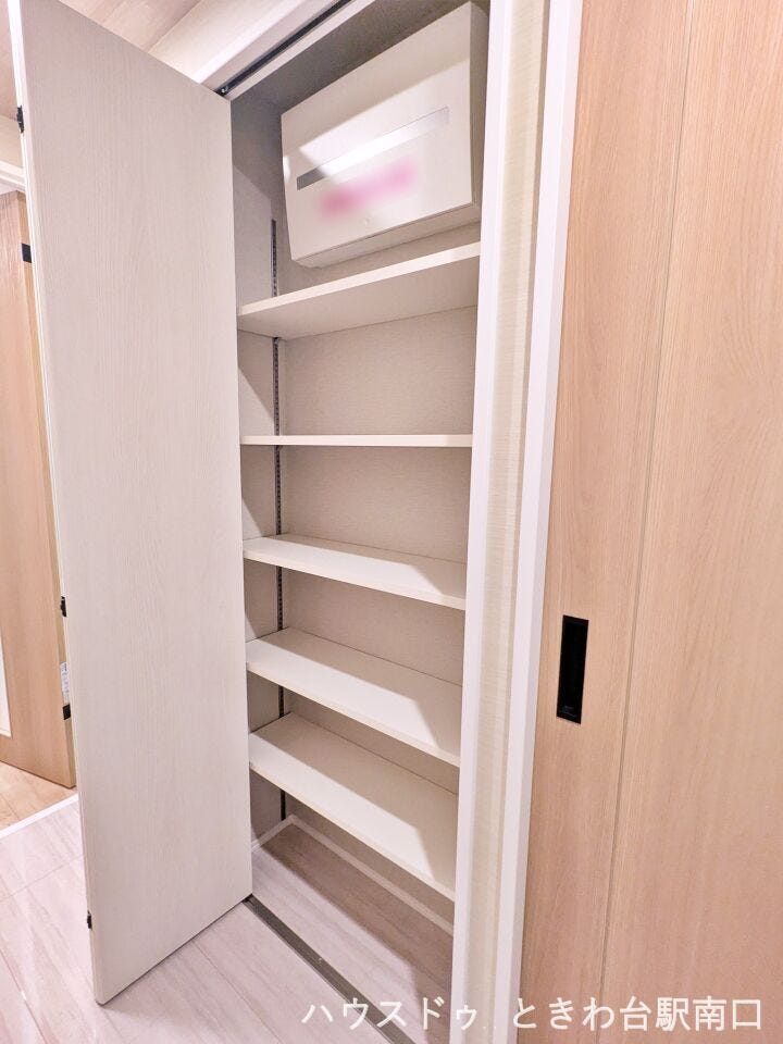 廊下には、日用品の収納に便利収納を備えました。空間を有効活用できる使い勝手の良い設計です。