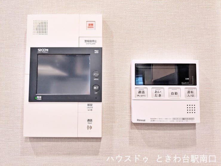 モニター付きインターホンを設置し、来客時の対応もスムーズです。給湯リモコンも近くにあり、生活動線を考えた配置です。