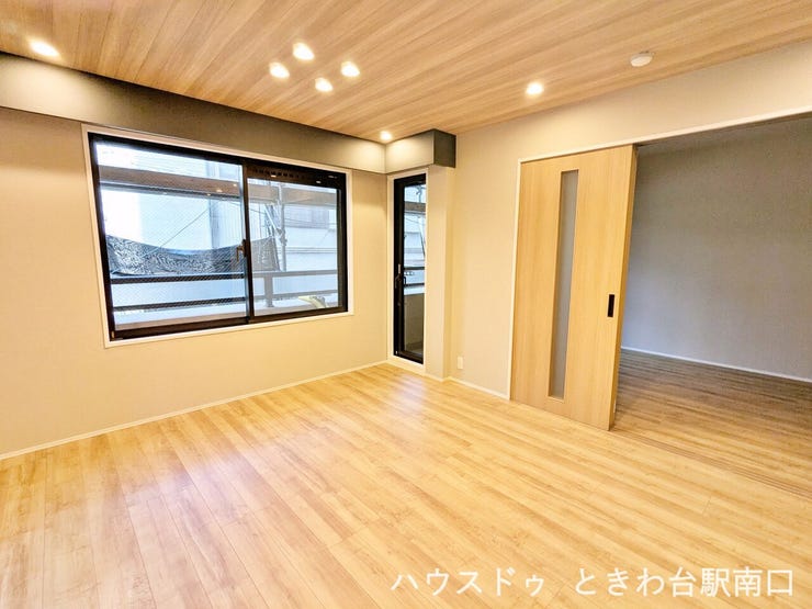大きな窓から明るい陽光が注ぐリビングルーム。木の温もりを感じながら、家族みんなでゆったりと寛げる心地よい空間です。
