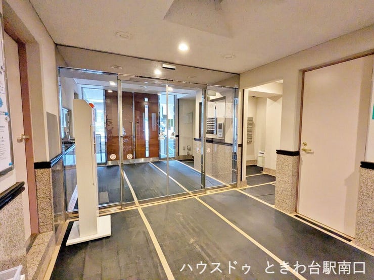 透明感のあるガラス扉が印象的なオートロック付きのエントランスです。外からの光が差し込む明るい空間が、住まいの顔として機能しています。※2026年10月まで大規模修繕工事中のため養生等がされています。