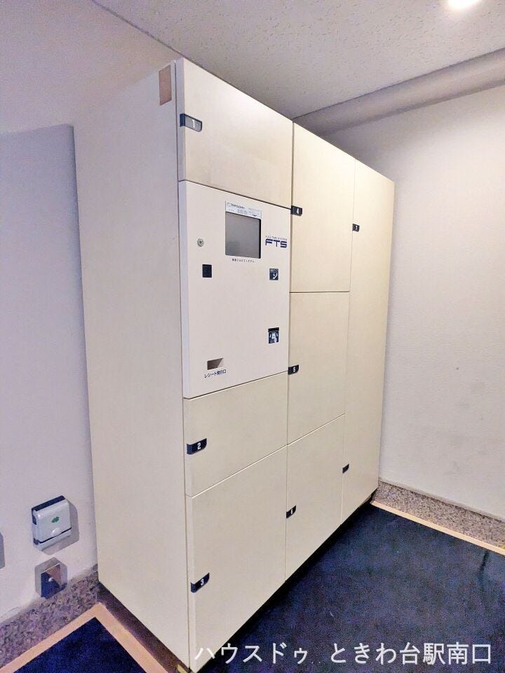 不在時でも荷物を受け取れる宅配ボックスを完備しています。忙しい毎日をサポートする、現代の住まいに欠かせない便利な設備です。※2026年10月まで大規模修繕工事中のため養生等がされています。