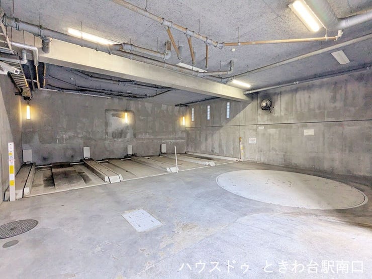 回転台を備えた屋内駐車場です。雨に濡れることなく車の出し入れが可能で、お車を大切にされる方にも適した環境です。