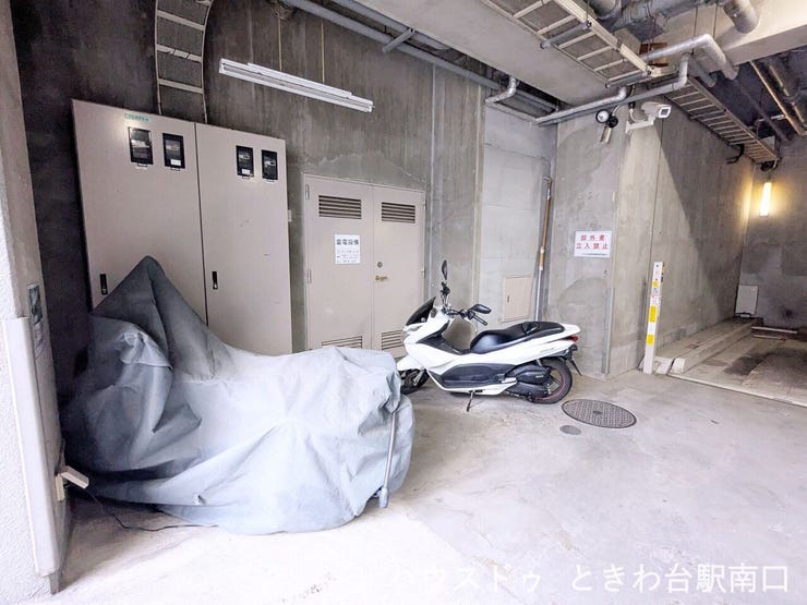 屋内にあるバイク置き場です。防犯カメラも設置されており、大切な車両を保管するのに適した、管理の行き届いたスペースです。