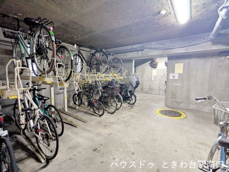 整理された2段式の駐輪スペースです。屋内に設置されているため、大切な自転車を雨風から守りやすく、維持管理もしやすい環境です。