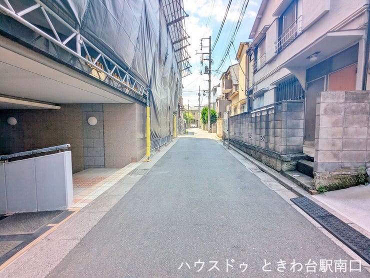 エントランス前の落ち着いた道路です。アプローチ部分はきれいに清掃されており、共用部の管理状況の良さがうかがえる清潔な空間です。※2026年10月まで大規模修繕工事中です。