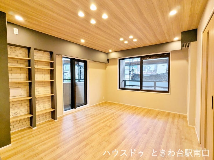 木のぬくもりを感じるフローリングと、ダウンライトの柔らかな光が心地よい空間。壁面には使い勝手の良い可動棚を備えています。