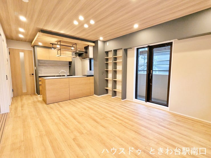 視界が開けた対面式キッチンは、家事をしながら家族との会話も楽しめます。お部屋全体に統一感のある洗練されたデザインです。