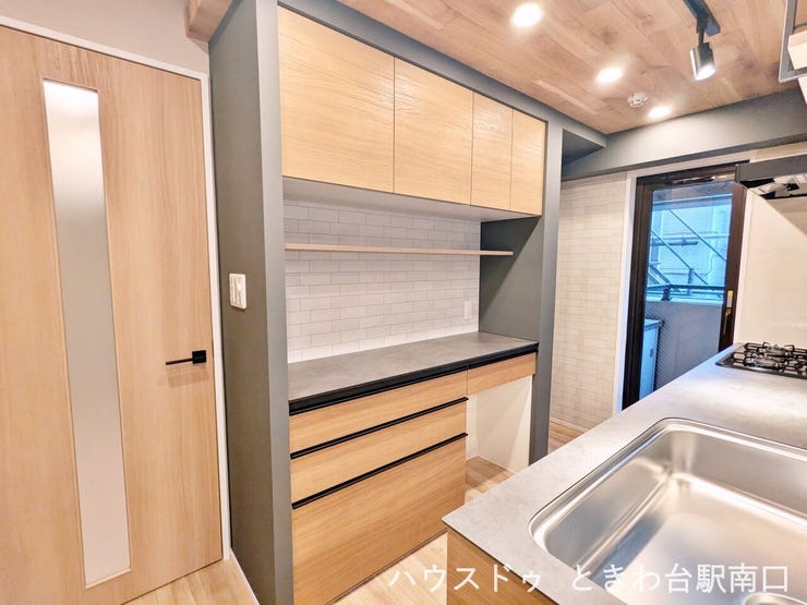 機能的なキッチン収納は、落ち着いた木目調で統一。カウンターは作業台としても活用でき、キッチン周りをすっきりと保てます。