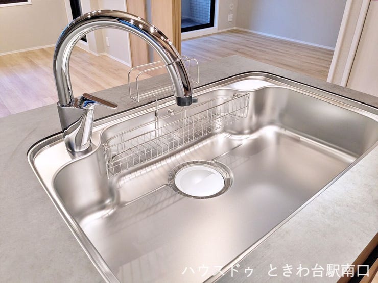 広々としたシンクは、大きな鍋も洗いやすいサイズ。スタイリッシュな水栓は、キッチンを上品に彩ります。
