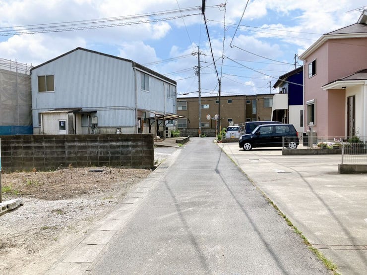 【前面道路】
大型車の通行が少なく、静かで落ち着いた環境が魅力です♪
小さなお子さんがいるご家庭でも安心して暮らせます!
車がスピードを出しにくく、交通事故のリスクも低減される安全な住環境です!