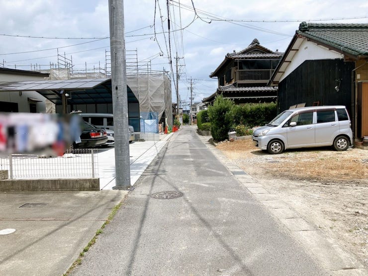 【前面道路】
交通量が少なく静かな環境のため、歩行者や高齢者、お子様にも安心の立地です♪
周辺の騒音も少ないため、落ち着いた雰囲気の中で穏やかな毎日を過ごしたい方にぴったりの住環境です!