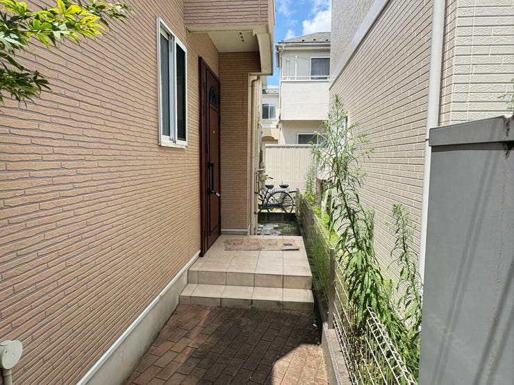 玄関へと続くアプローチは、落ち着いた色合いのタイルで仕上げました。道路から奥まった位置にあるため、プライバシーを守りながら静かに帰宅できます。日々の暮らしを穏やかに整えてくれる、安心感のある設計です。