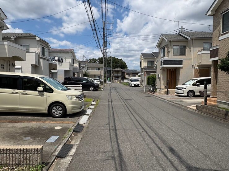 前面道路は車のすれ違いも可能な広さがあり、見通しも良好です。住宅がゆったりと並ぶ閑静なエリアで、車の出入りも落ち着いて行えます。穏やかな時間が流れる街並みで、ご家族の新しい日常がここから始まります。