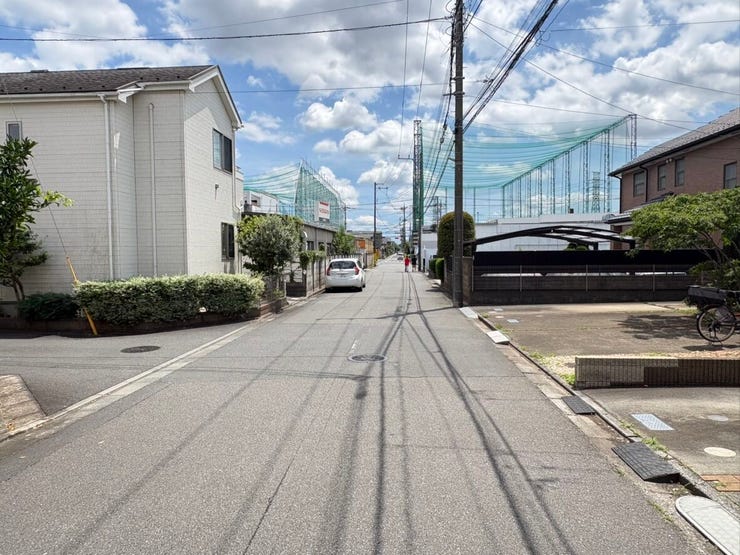 住環境が整った、落ち着きのある住宅街の風景です。道路幅が確保されているため、車の出し入れもスムーズに行えます。日々の帰宅が心地よくなるような、安心感のあるゆったりとした空気感が魅力ですね。