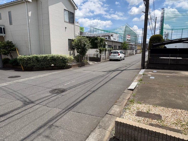 周囲には整然と住宅が立ち並び、穏やかな街並みが形成されています。見通しの良い道路は、小さなお子様がいるご家庭でも安心感がありますね。日々の暮らしをゆったりと楽しめそうな、やわらかな印象の住環境です。
