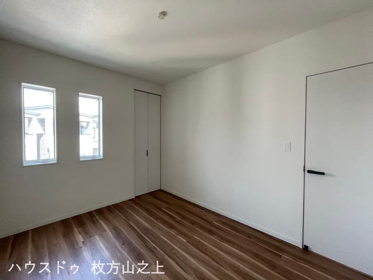落ち着いたアク雰囲気の洋室。