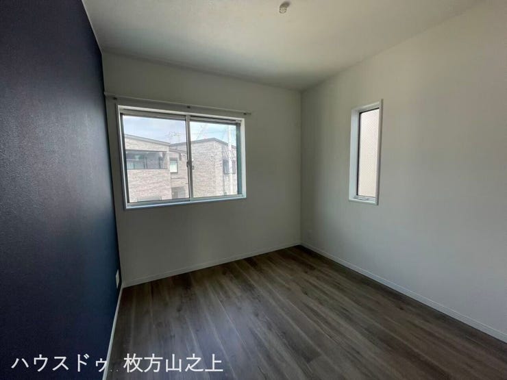 2面採光で明るい洋室。アクセントクロスがおしゃれな落ち着きのある空間です。