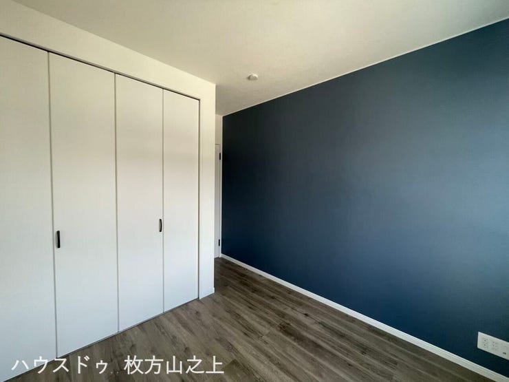 ネイビーのアクセントクロスが映える洋室。