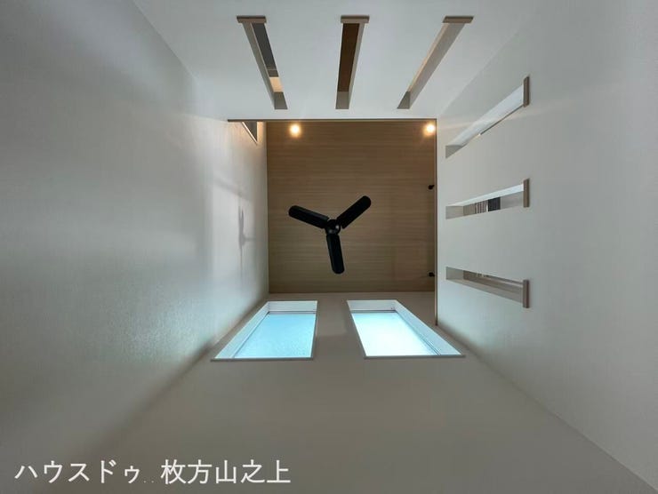 吹抜けから自然光が降り注ぐ開放的な住空間。