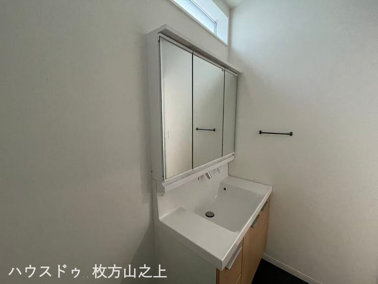 三面鏡付き洗面化粧台。