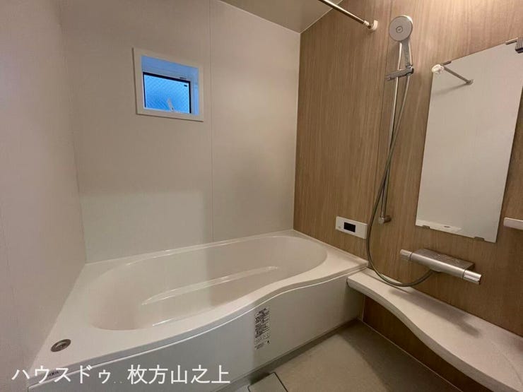 木目調パネルが落ち着いた雰囲気を演出します。
