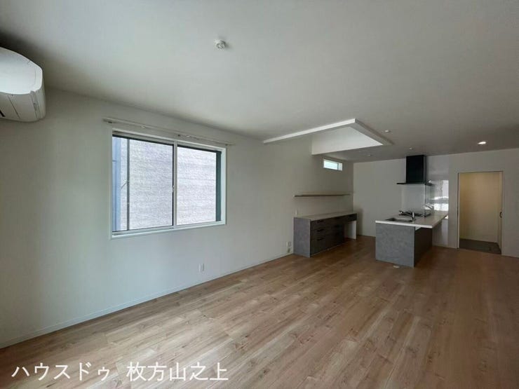 窓から光が差し込む開放的なLDK。