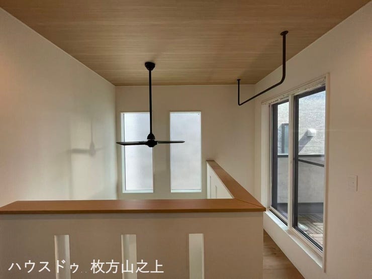 吹抜けから自然光が差し込む開放的な空間。