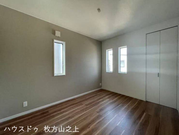 2面採光で明るい収納付き洋室。
